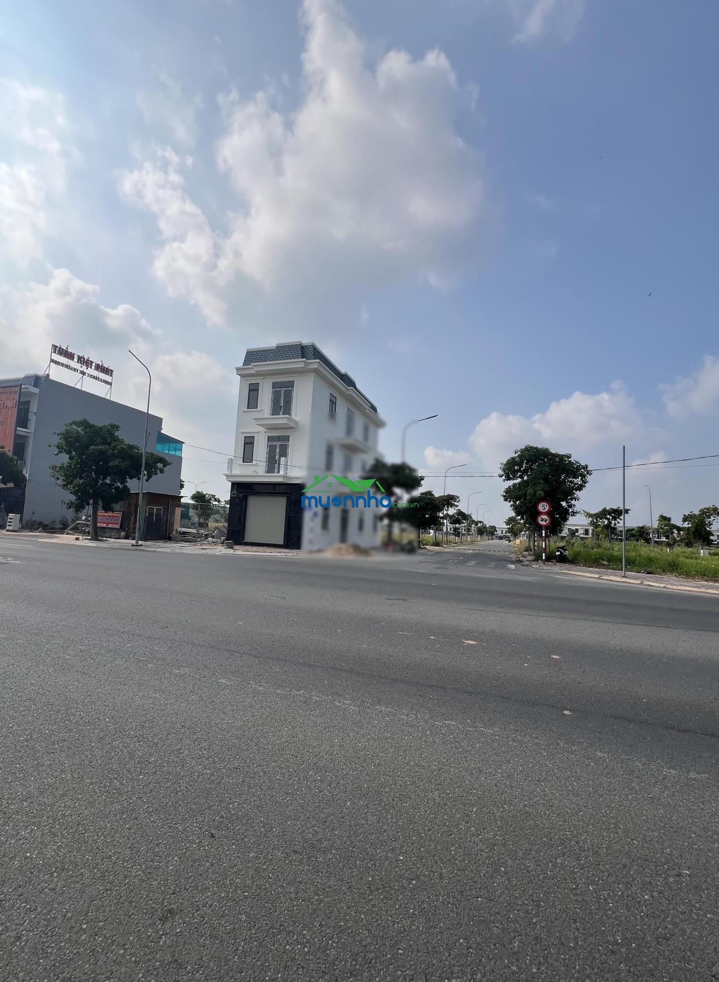 Cho thuê nhà lầu: 1 trệt 2 lầu ngay đường cầu đò 2 bến cát, bình dương. giá 15 triệu/tháng