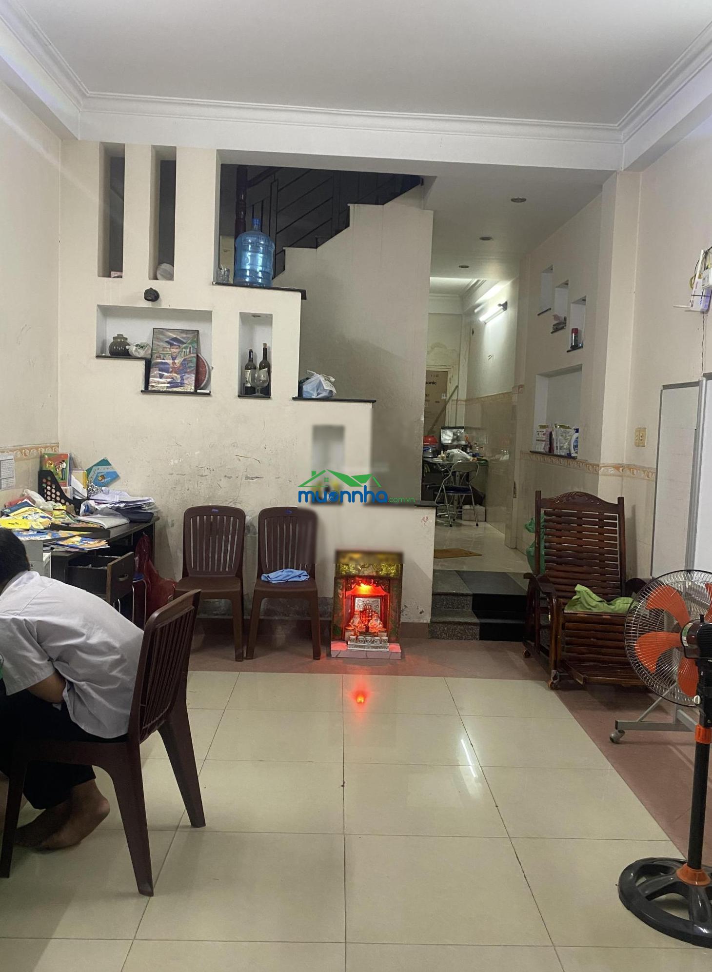 Hạ giá bán nhanh nhà gần trường đua phú thọ. dt: 4x16m. 3 lầu
