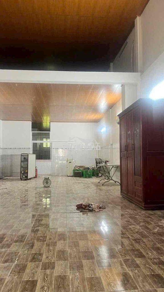 Cho thuê nhà xưởng rộng rãi liên ấp 26 có sẵn máy lạnh phù hợp ở làm