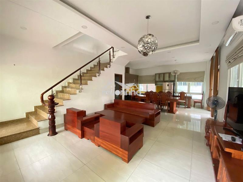 Giá tốt biệt thự nguyên căn 8x18m2, có nội thất, hướng mát, sân vườn