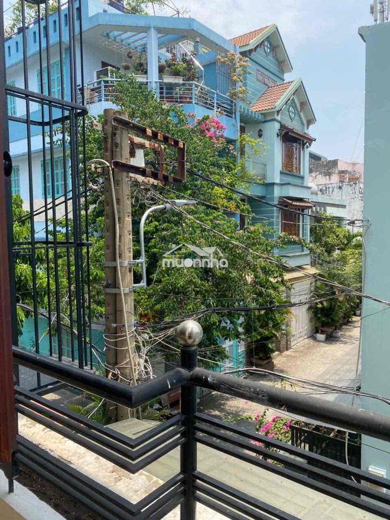 Phòng ban công thoáng mát rộng rãi kế bên đại học công thương văn hiên