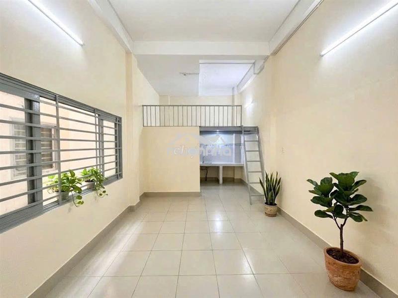 Phòng cửa sổ lớn, gác cao rất thoáng ngay học viện bưu chính, khu cnc