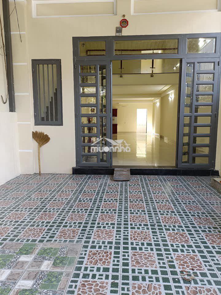 Chủ chuyển về quê nên để lại nhà 200m2 ở đ suối sâu , giá 800tr , shr.