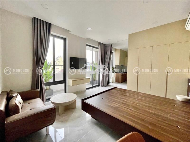 Studio ban công, nội thất tone gỗ sau lưng etown cộng hoà