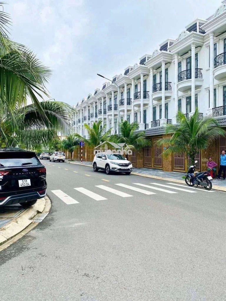 Nhà 3 lầu gần ngã tư chiêu liêu 