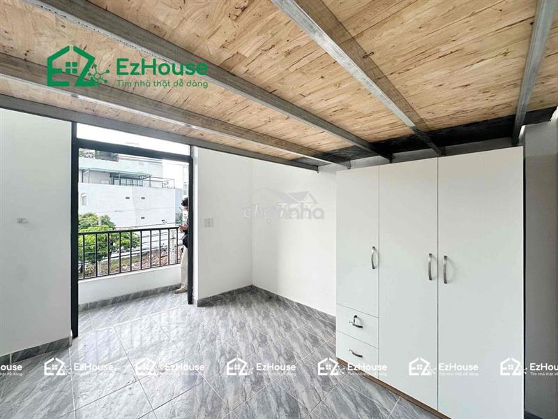 Phòng mới xây có máy lạnh thang máy giữ đến 1/8 cho tân sinh viên