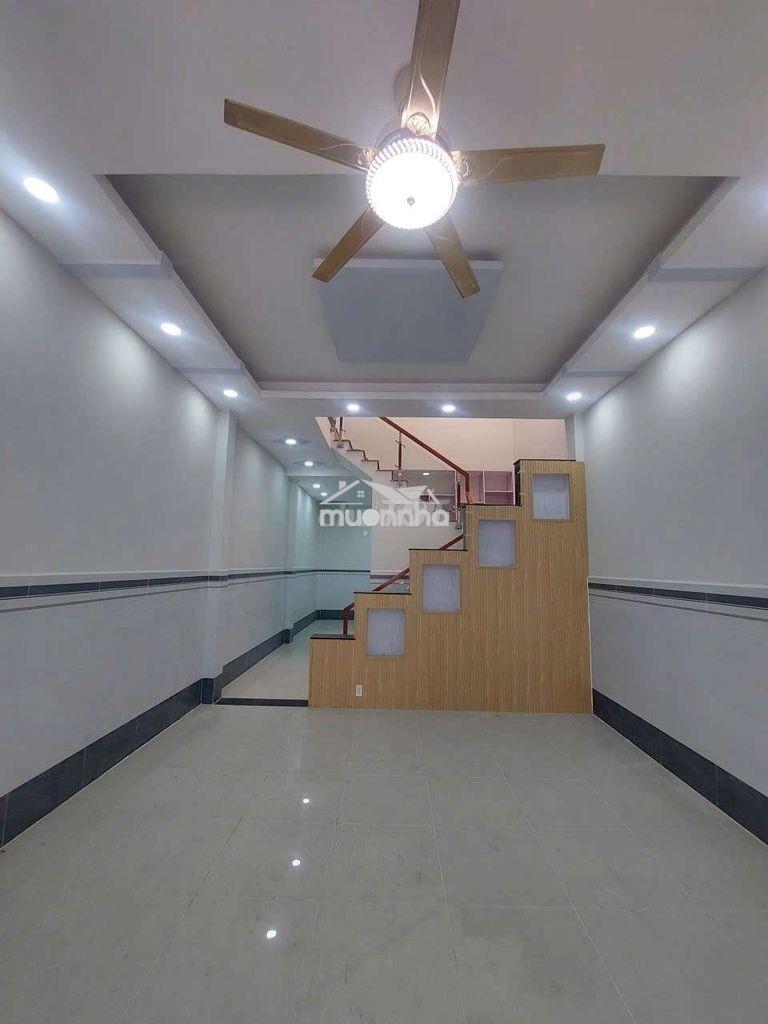 Cho thuê nhà đường phạm hùng c1 dt.4m5×16m } 1 lầu 3 phòng 2 wc hẽm 6m