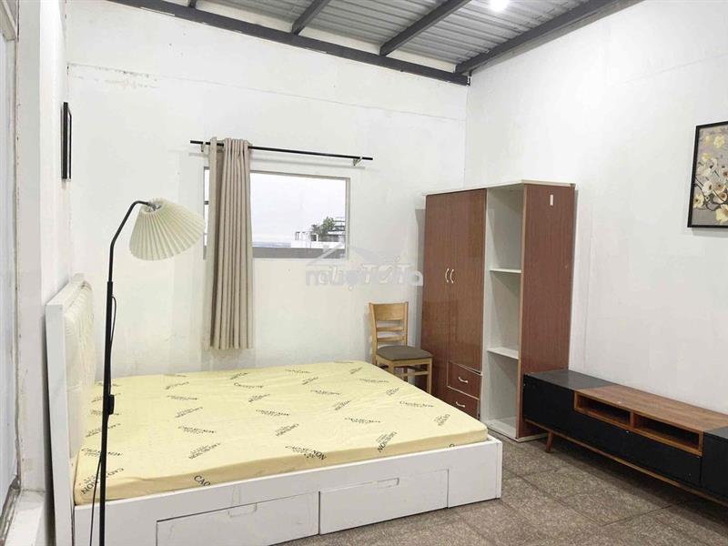 Phòng ban công ntcb không máy lạnh giá rẻ chỉ có một phòng