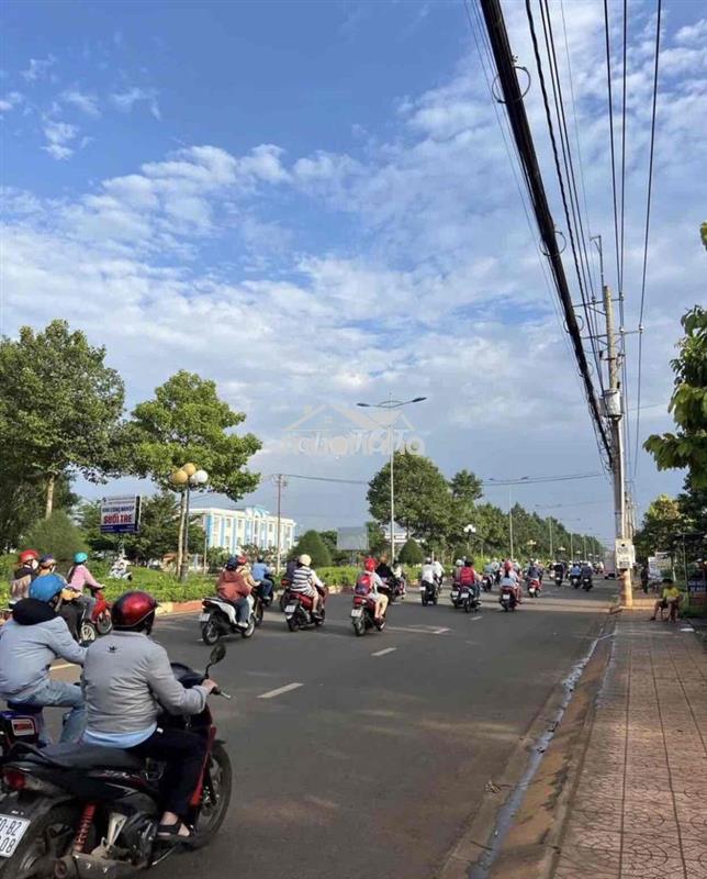 BÁN ĐẤT MẶT TIỀN ĐƯỜNG NHỰA