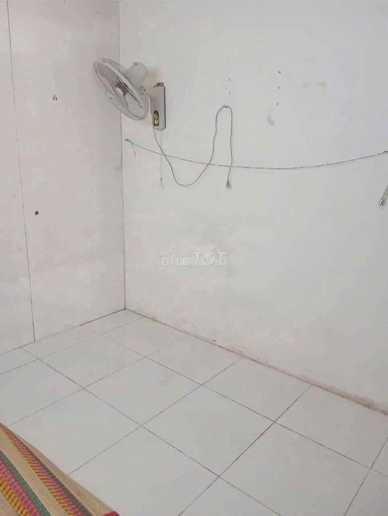 Phòng trệt nhỏ trong nhà nguyên căn,1 người, wc ngoài dùng chung 