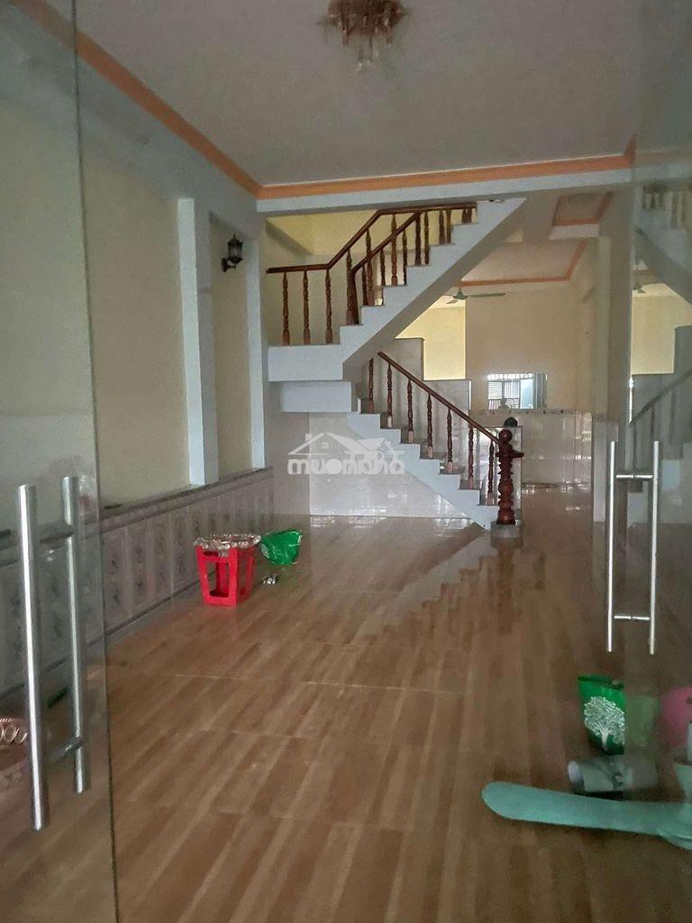 Nhà lầu đường xe hơi gần chợ thông dụng