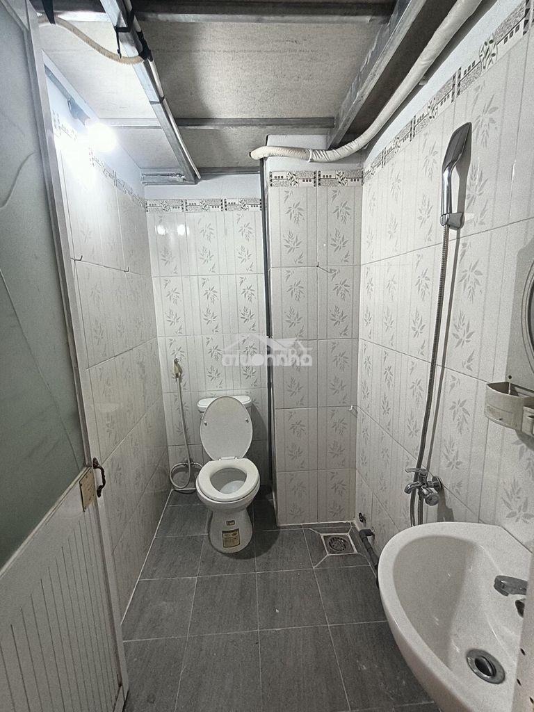 Phòng máy lạnh & quạt giá 4t (17m2)+sàn gác (8m2) có cửa sổ & wc riêng - 3