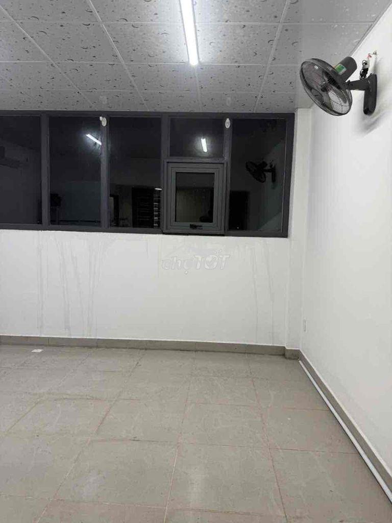 Trống sẵn 2 phòng cửa sổ mới kengg ngay phạm thế hiển f7 q8