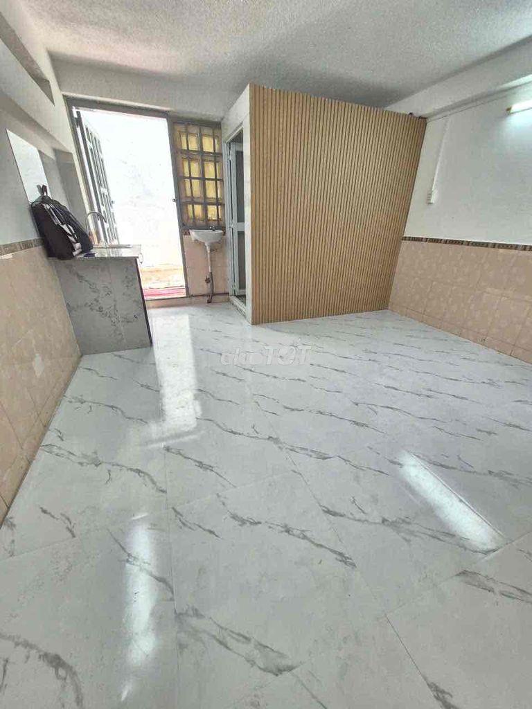 Phòng sinh viên giá rẻ có ban công   ngay đại học mở - mega bình phú