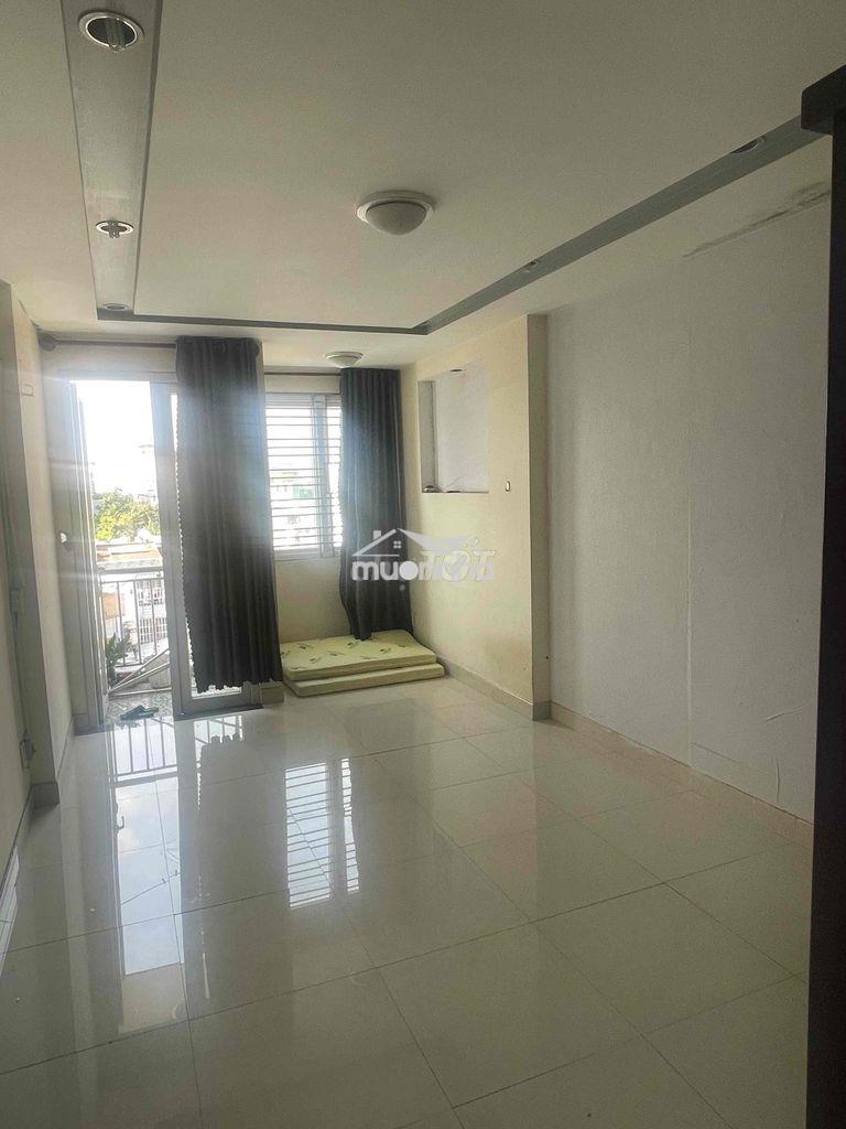 Phòng  thoáng có ban công , cửa sổ, wc riêng
