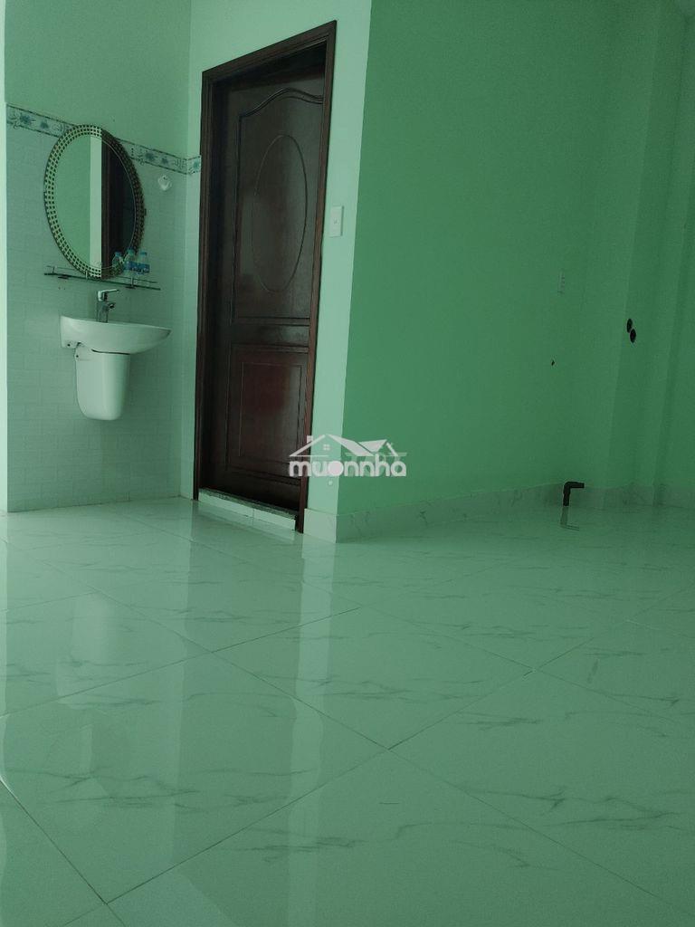Cho thuê nguyên tầng 2 rộng 70m2, sân thượng, nước nóng lạnh