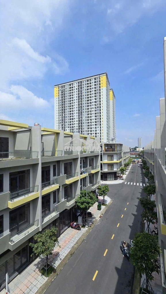Cho thuê nhà phố trung tâm khu đông sát làng đại học