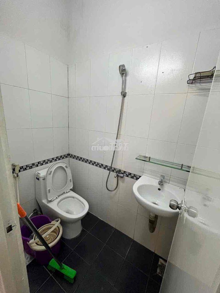 Phòng ban công wc riêng quận 1 - 3