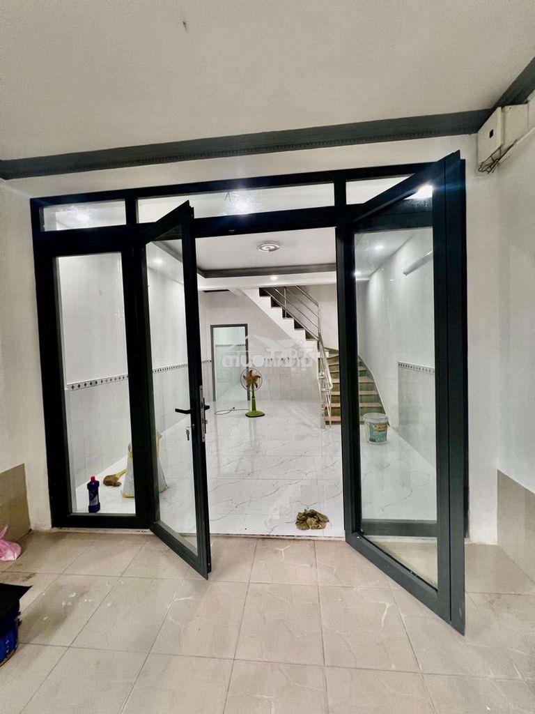 Q7, nhà mới ở ngay, cạnh phú mỹ hưng, sân để xe rộng, kdc không ngập
