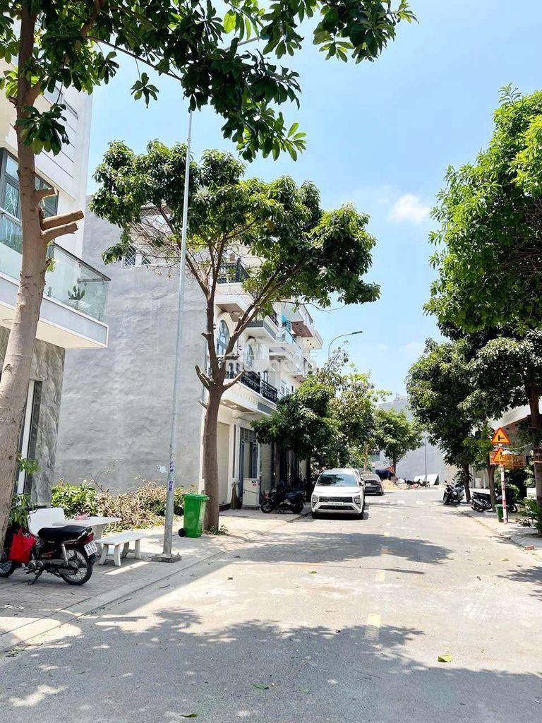 Rẻ quá xá khách ạ có 7t thôi nhà có tới 3p ngủ  trong khu dc cao cấp 
