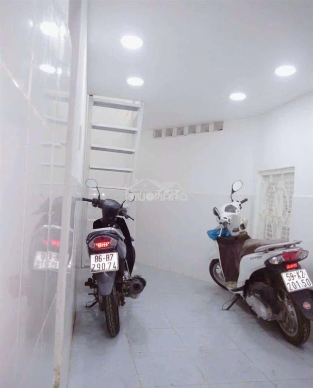 Phòng dưới đất riêng biệt,máylạnh,gác suốt,sạch đẹp,gần chợ phú lâm