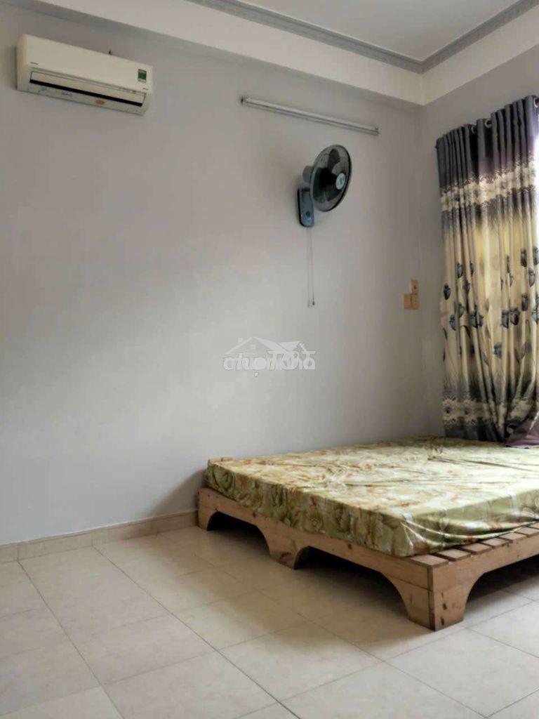 Phòng đẹp có ban công, 30m2, có máy lạnh gần đh nguyễn tất thành , q4 - 3