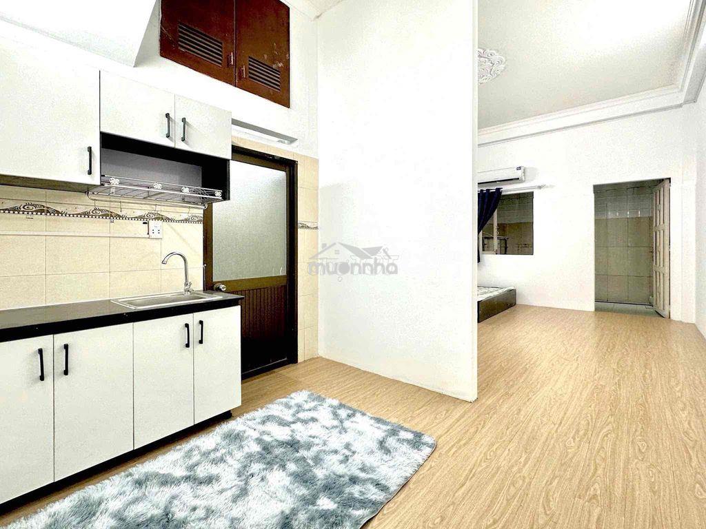 Ban công, tách bếp tên lửa rộng 40m2 - 2
