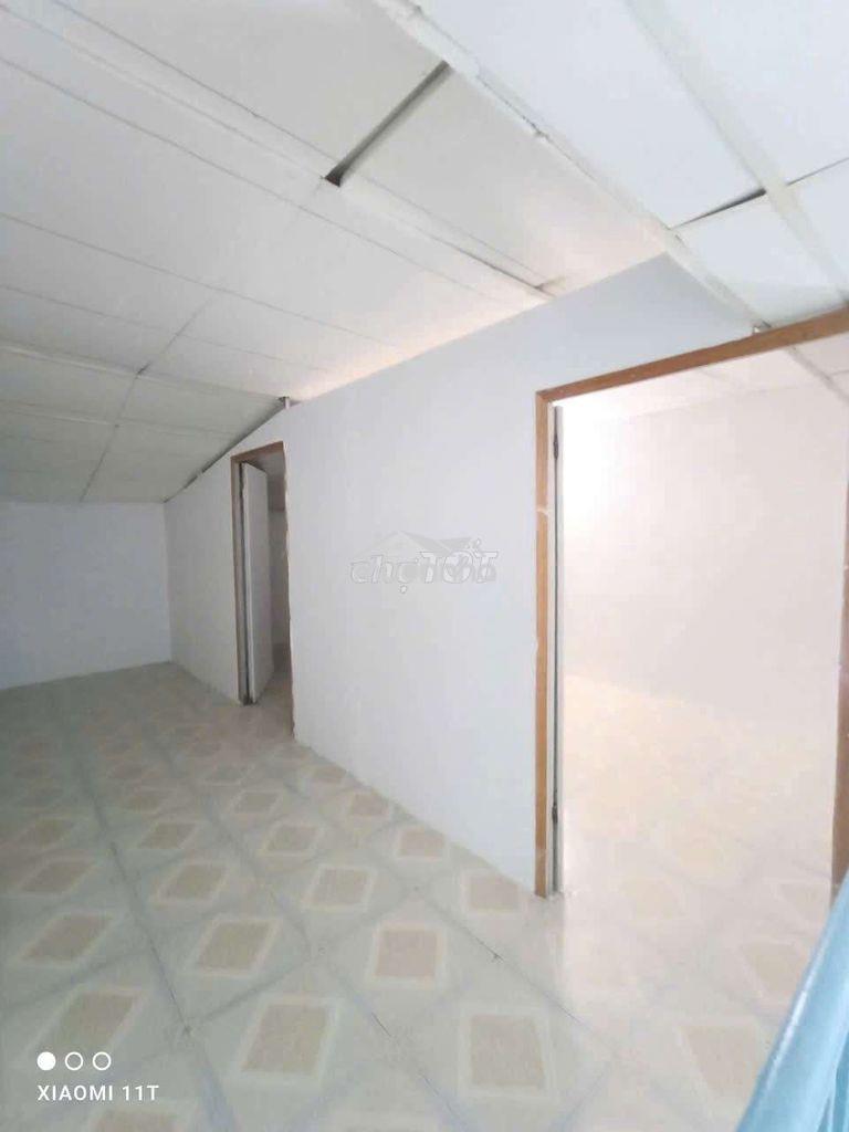 Nhà rộng cạnh xe hơi - 4
