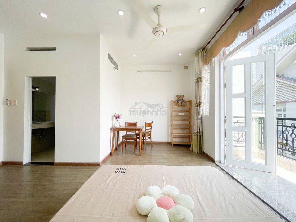 Ban công tách bếp ngay etown cộng hòa.thang máy. - 2