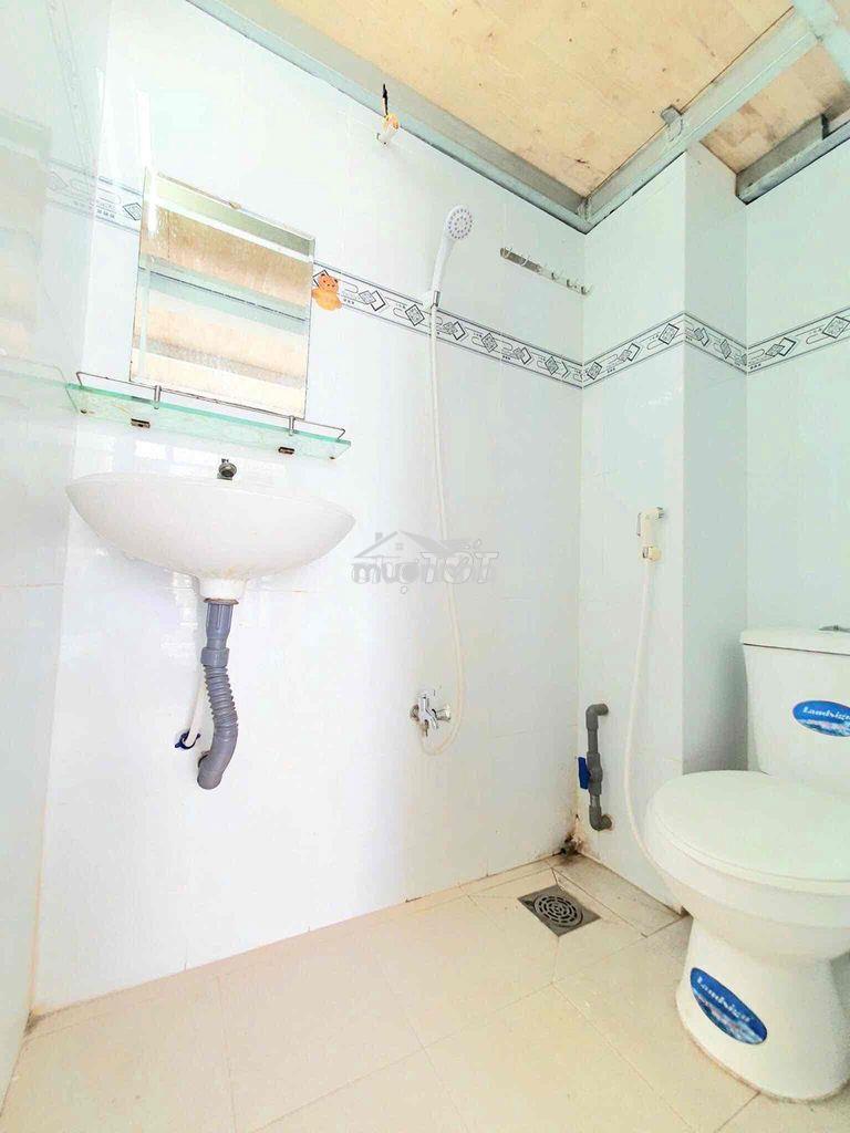 Cho thuê phòng gác máy lạnh, ngay sát sân bay nhà ga t3 - 2