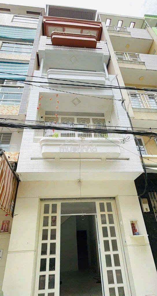 Nhà đúc 3 tấm 3 phòng ngủ đang làm mới đẹp hơn 