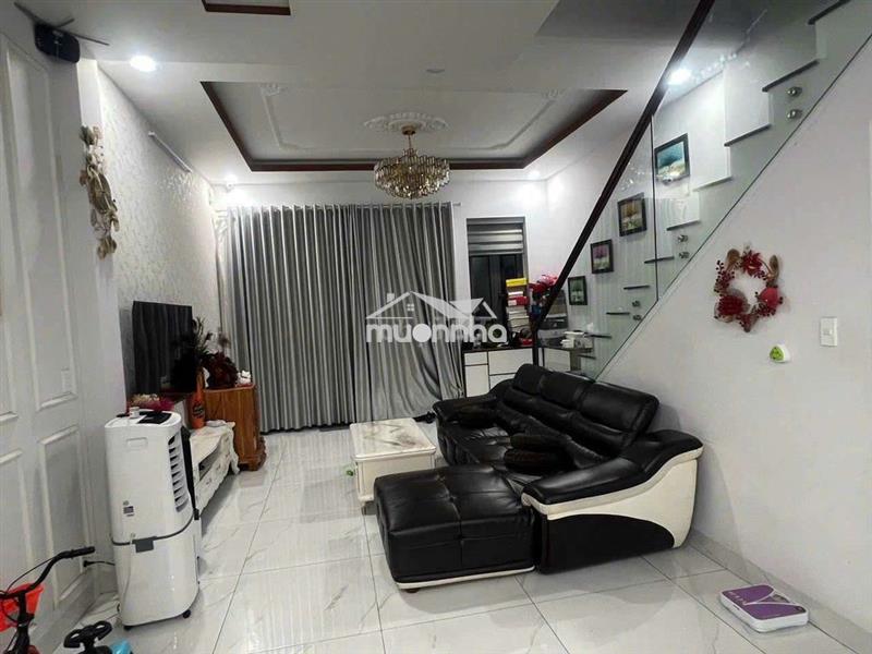 Nhà sạch sẽ, thoáng mát, trệt lầu, 3pn, sân xe hơi, nội thất