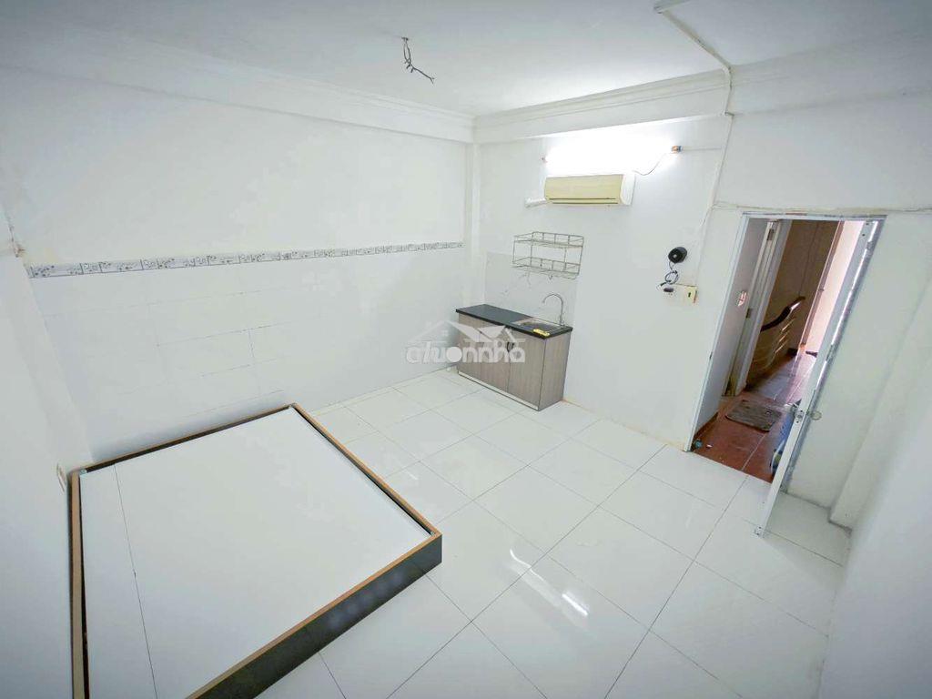 Cho thuê p 300 âu dương lân toilette chung với 1 phòng  - 2