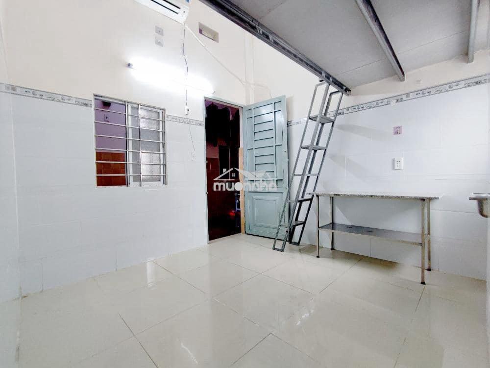 Phòng trọ có gác cao 2m cửa sổ trời thoáng mát thang máy - giá rẻ - Ảnh 3