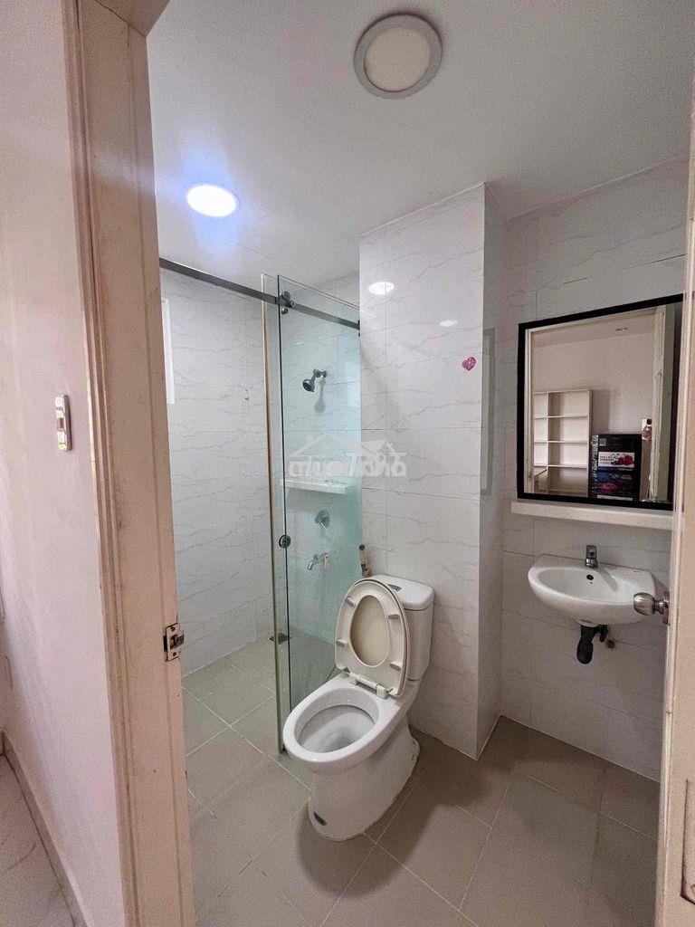 Cho thuê nguyên tầng 3 - nhà mặt tiền - 2 phòng - 2 wc - ban công - 2