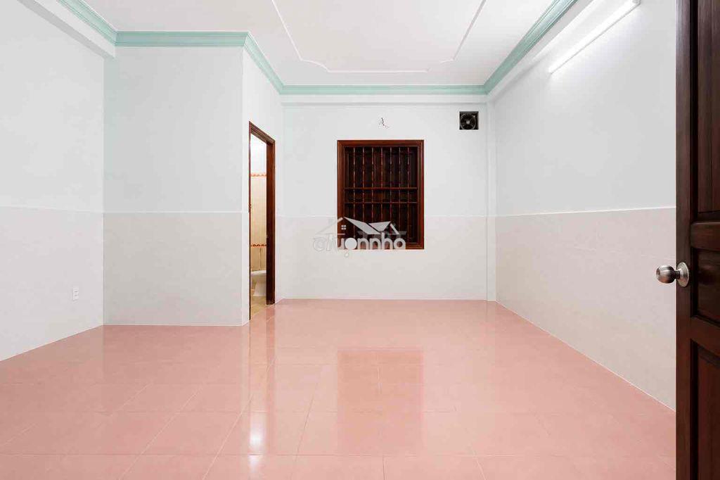 Phòng cao cấp, rộng rãi, cửa gỗ - Ảnh 2
