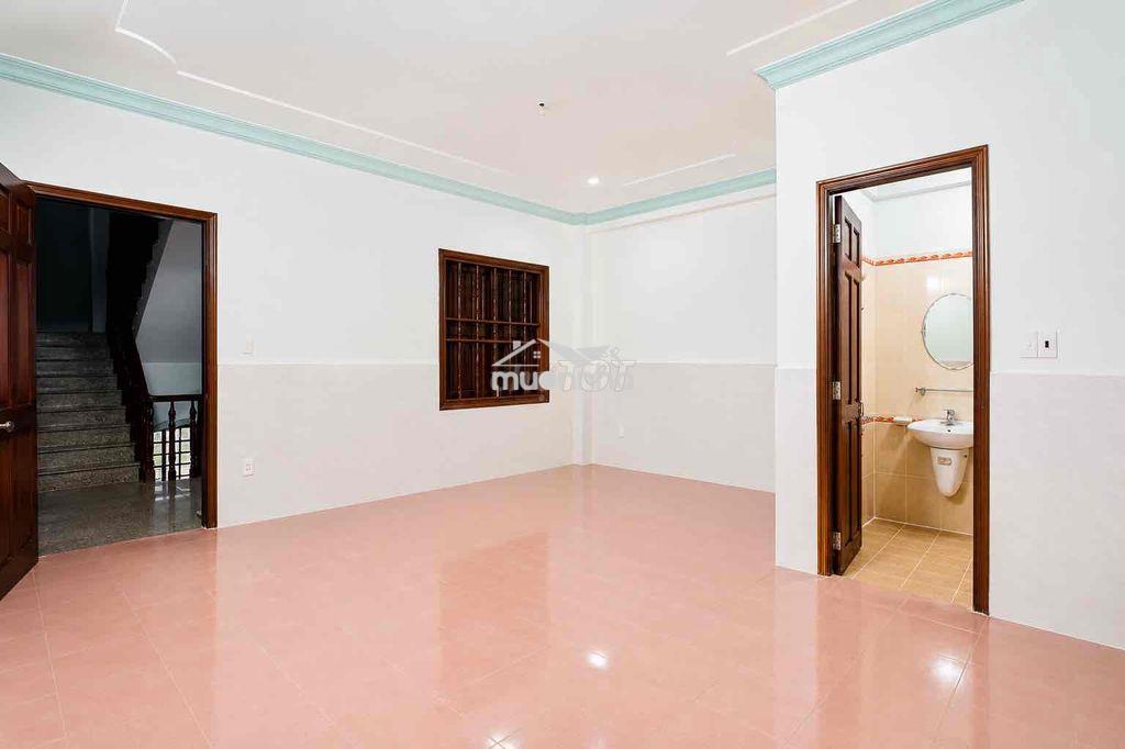 Phòng cao cấp, rộng rãi, cửa gỗ - Ảnh 3