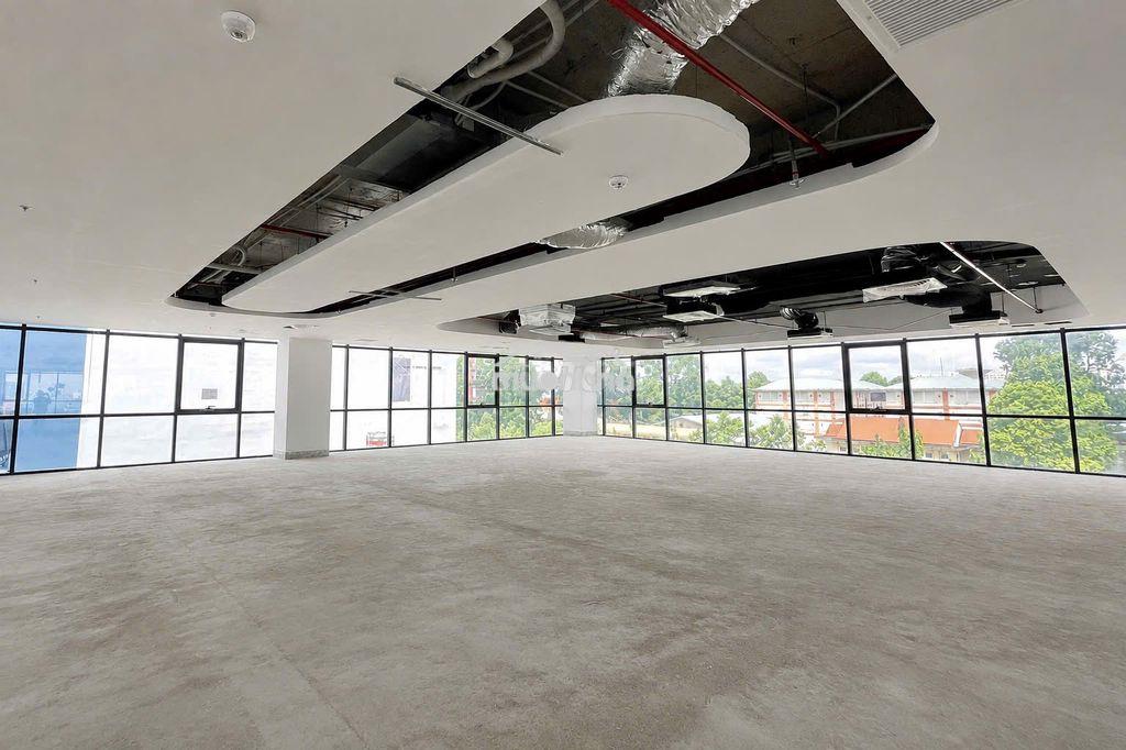 Toà nhà văn phòng gần 2.000m2 diện tích trục đường chính quận 3 - 4