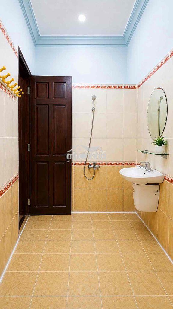 Phòng cao cấp, rộng rãi, cửa gỗ - Ảnh 4