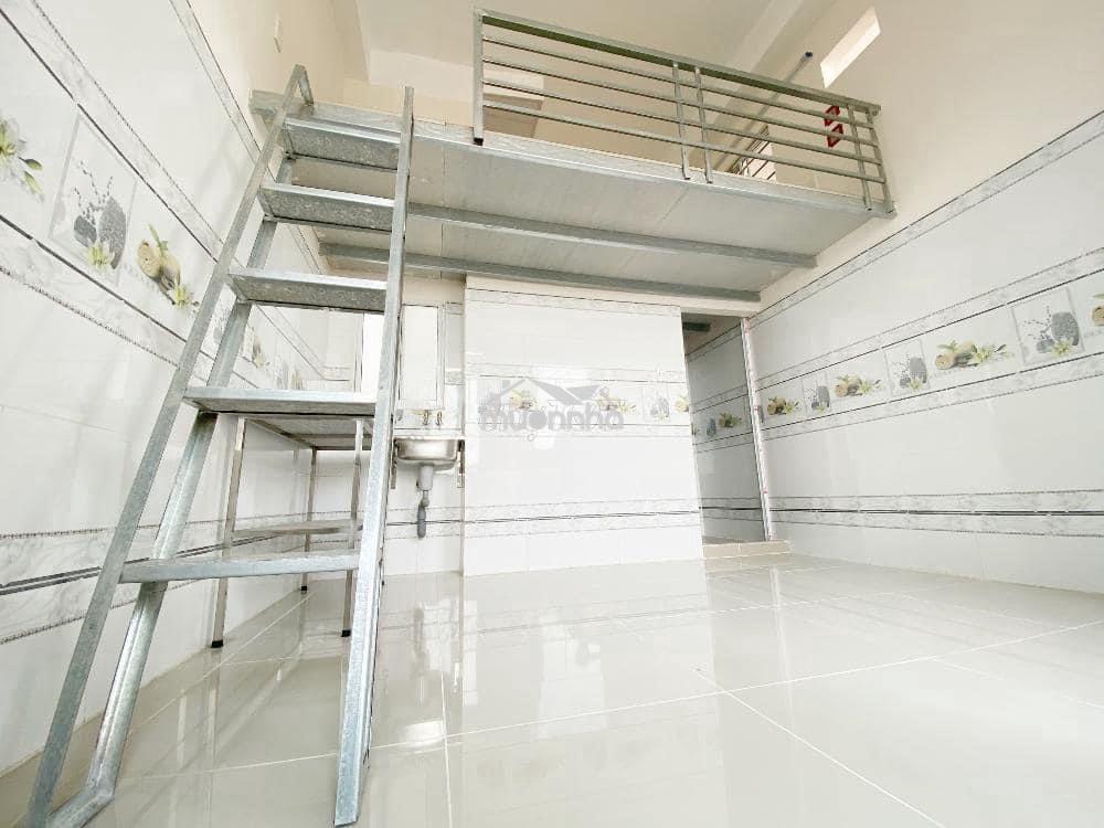 Phòng trọ có gác cao 2m cửa sổ trời thoáng mát thang máy - giá rẻ - Ảnh 2