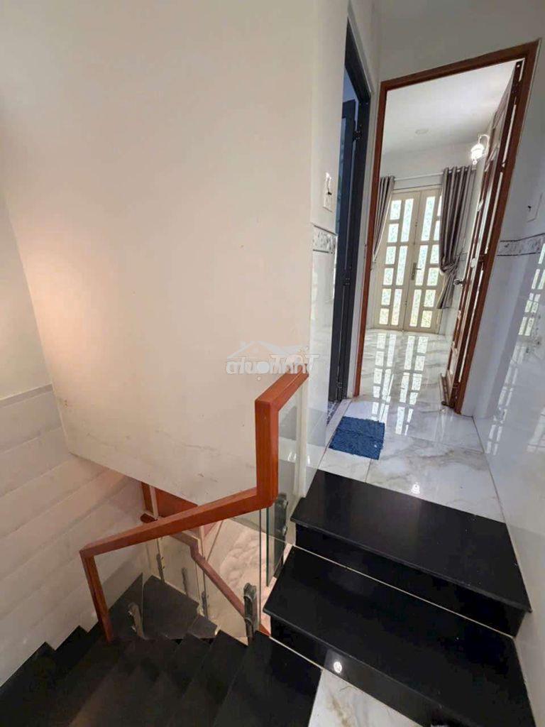 Nhà đẹp căn gốc có 1 máy lạnh vô ở liền nhà trống  - 4