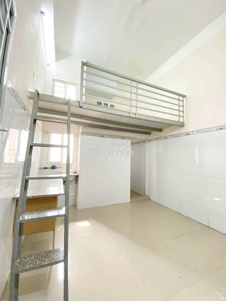 Phòng trọ có gác cao 2m cửa sổ trời thoáng mát thang máy - giá rẻ - Ảnh 4