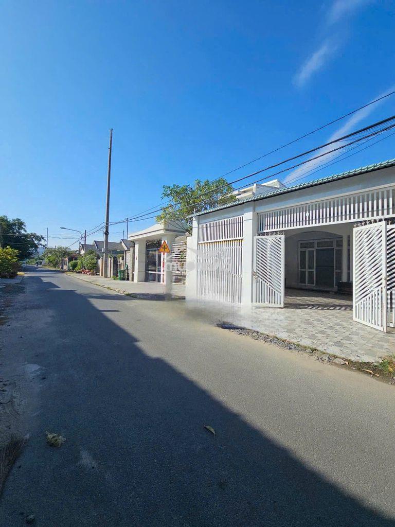Bán căn nhà cấp 4 ở 1/ đ. lê minh nhựt * dt : 155m2 shr giá chốt 999tr