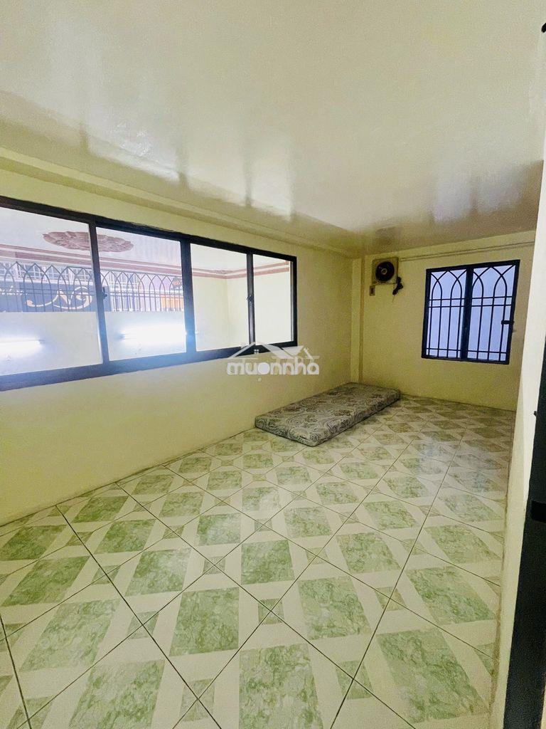 Phòng có máy lạnh gần đh sài gòn, sư phạm ( ko nhận xe máy ) - Ảnh 2