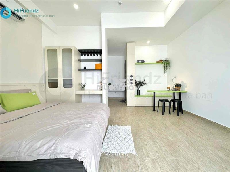 Studio tách bếp có ban công gần vòng xoay liên phường, lake view.