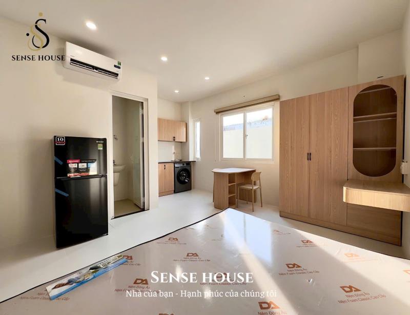 Studio cửa sổ trời giặt riêng thang máy etown