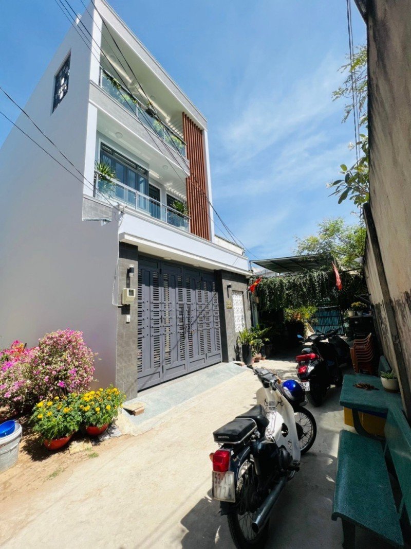 Bán nhà 4 tầng, gần bv lê văn thịnh q.2 cũ, 99m2, hxh. giá 8.x tỷ