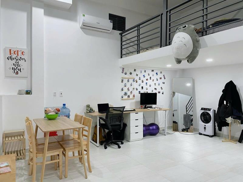 Căn duplex cửa sổ rộng