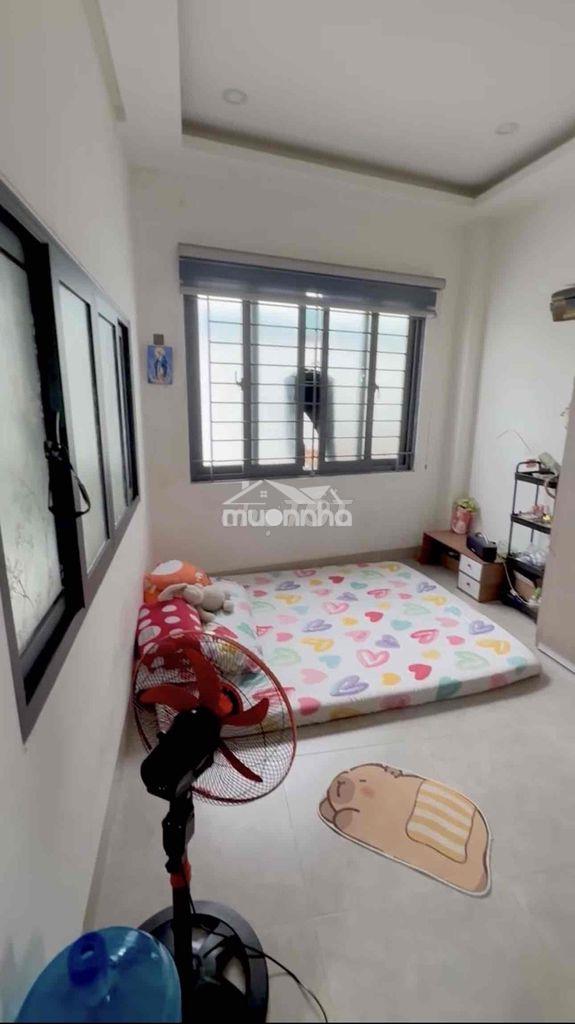 Bên mình trống 1 phòng cửa sổ trời, đầy đủ nội thất ngay nơ trang long - Ảnh 2