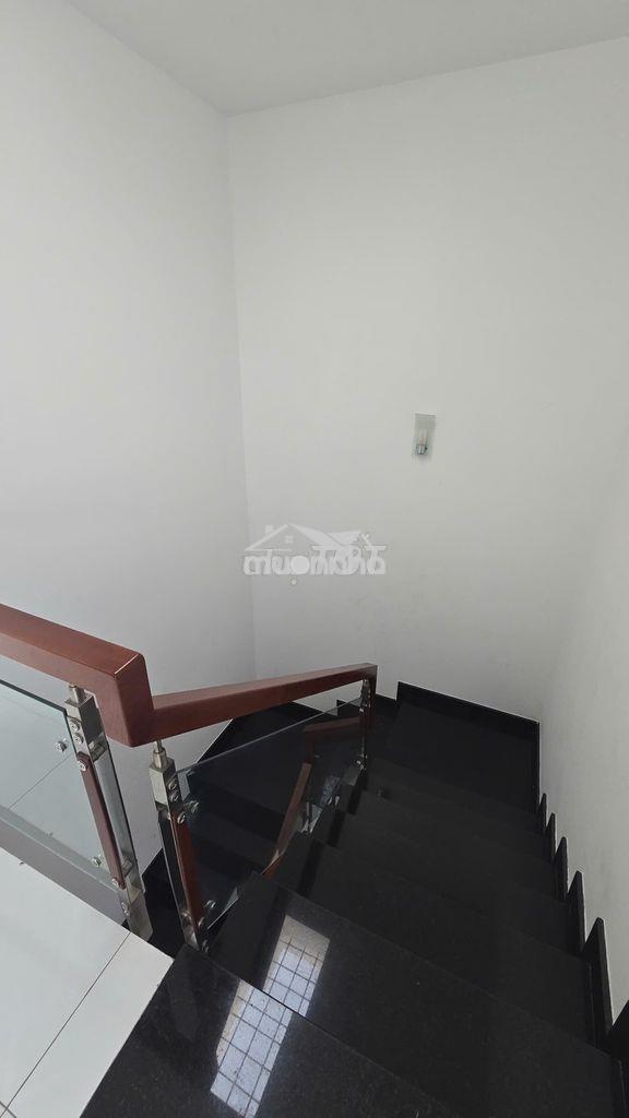 Chủ cần tiền bán lỗ căn nhà phố 1trệt 2 lầu sân thượng shr sang tên - Ảnh 3